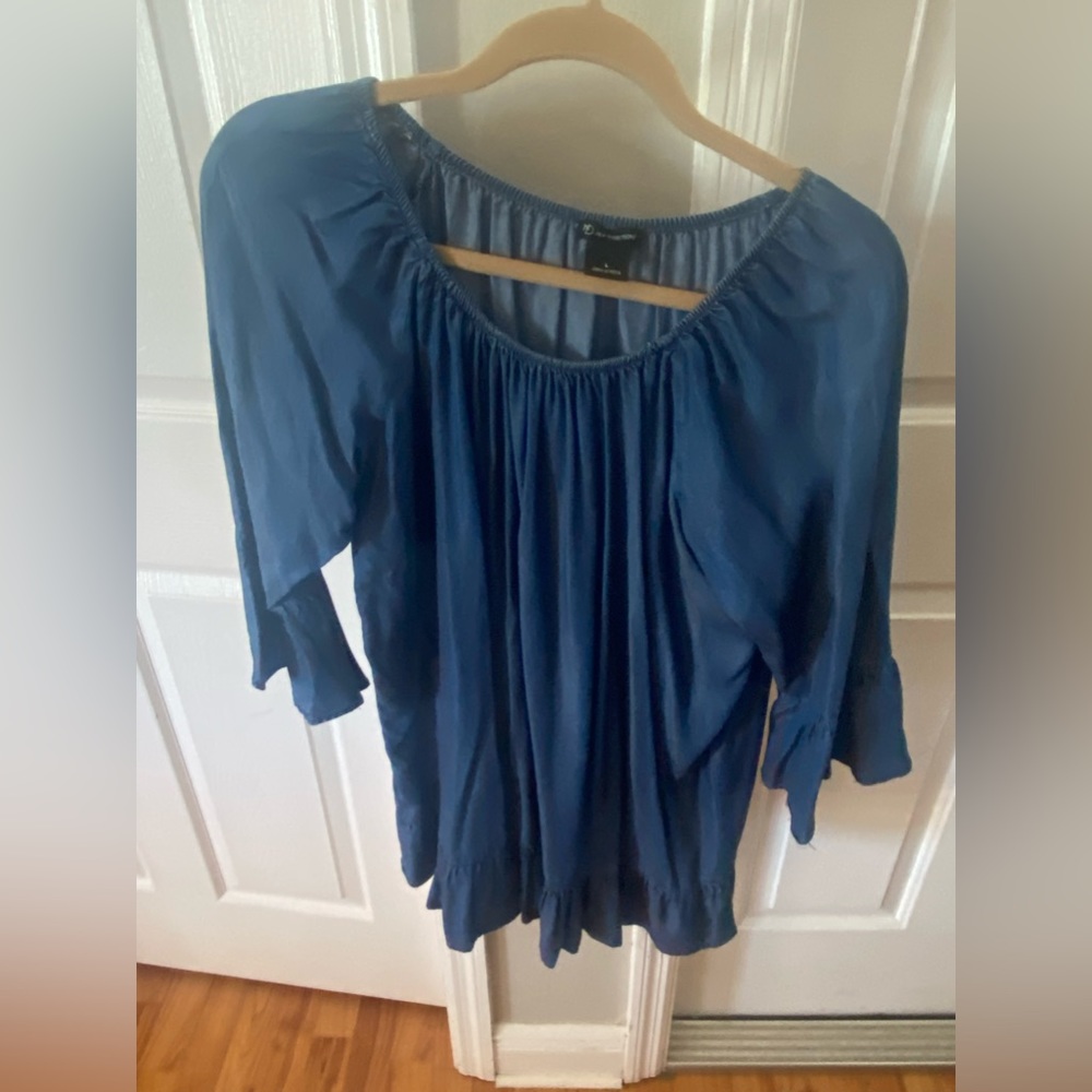 New Directions Top/blouse.Women’s Large.Scoop neck bell sleeves ruffled bottom.